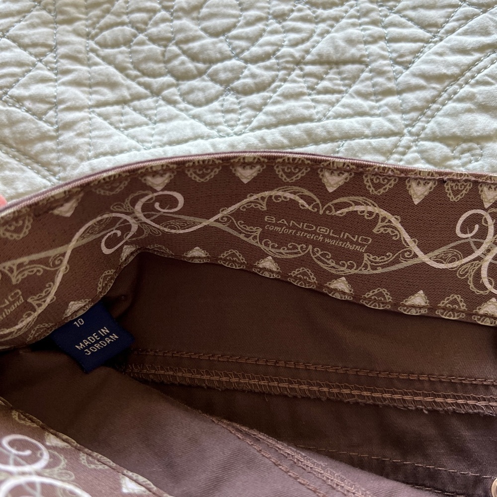 BANDOLINO comfort stretch waistband capris. Size 10